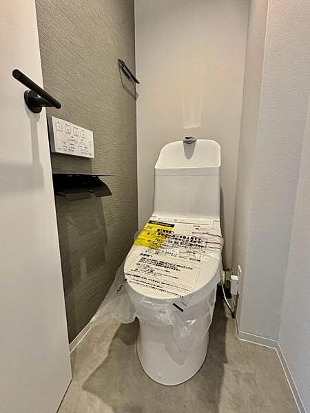 毎日使う場所だからこそ、清潔感と使いやすさを重視。 快適に使えるトイレ空間です。  【即日案内可】お問い合わせは朝日住宅まで