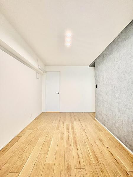 広々とした洋室は、家族のライフスタイルに合わせて活用可能。  【即日案内可】お問い合わせは朝日住宅まで