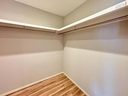 2.7帖のゆとりあるウォークインクローゼットがございます。