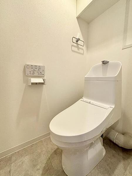 毎日使う場所だからこそ、清潔感と使いやすさを重視。 快適に使えるトイレ空間です。  【即日案内可】お問い合わせは朝日住宅まで