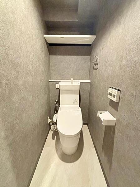 毎日使う場所だからこそ、清潔感と使いやすさを重視。 快適に使えるトイレ空間です。  【即日案内可】お問い合わせは朝日住宅まで