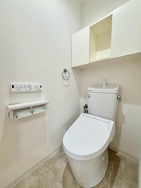 毎日使う場所だからこそ、清潔感と使いやすさを重視。 快適に使えるトイレ空間です。  【即日案内可】お問い合わせは朝日住宅まで