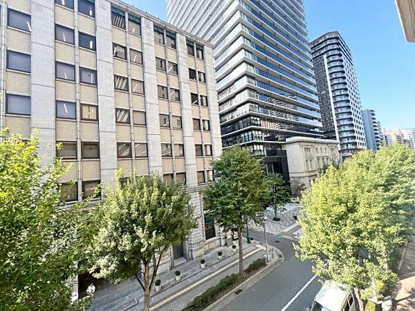 周辺は高級マンションが建ち並ぶエリアです。