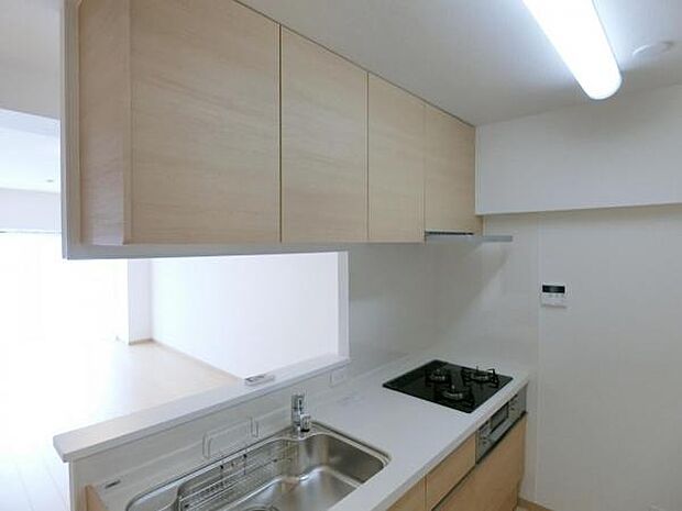 たっぷりの食器や調理器具もしまえる収納スペース付きのキッチン