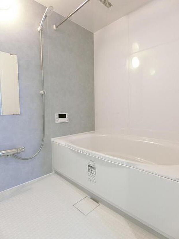 モノトーンでまとめられたバスルーム。スクエア型の浴槽がスタイリッシュな印象です。