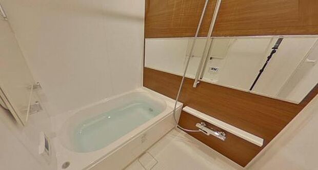 ゆったりとした1416サイズのバスルームはスクエア型の浴槽がスタイリッシュな印象です。