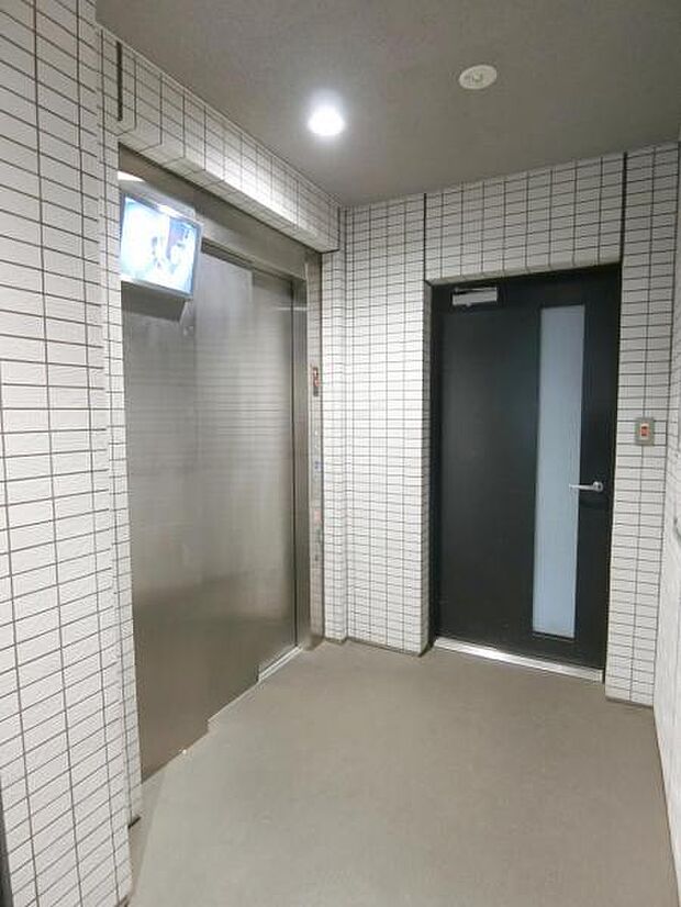 エレベーターホールは明るくエレベーター内を確認できるモニターがあり安心できます。