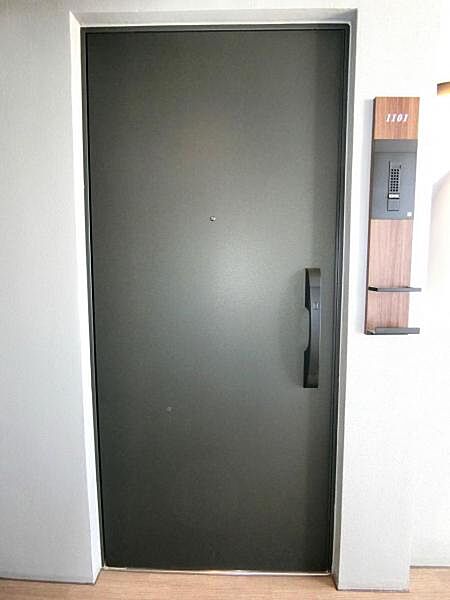 シックで意匠性のある玄関扉。