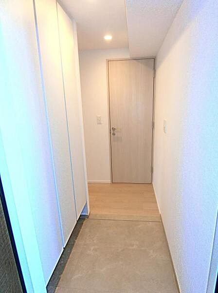 収納力の高いシューズボックスを配した明るい玄関