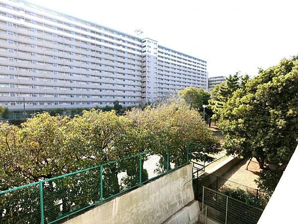 南側には仙台堀川公園の緑が望めます。春には桜も望めます。