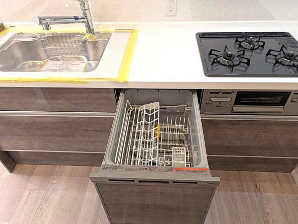 キッチンにはビルトイン食洗器内蔵、毎日の洗い物が楽ちんです