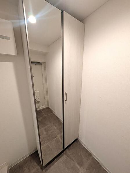 玄関に設置の姿見、お出掛け前の身だしなみチェックに役立ちます