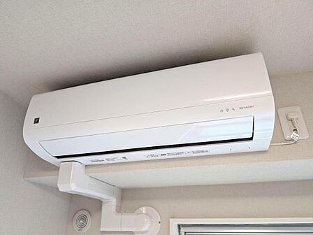 洋室に設置のエアコン、室内の温度を快適に保ってくれます
