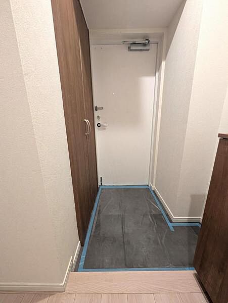 白を基調にした綺麗な玄関、収納がとても豊富です