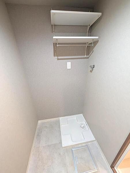 防水パン付き室内洗濯機置き場、上部の棚に収納もできます