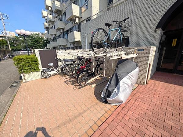 エントランス部分に駐輪場を設置