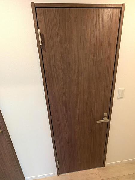 バスルームの建具、落ち着いた木目調のデザイン