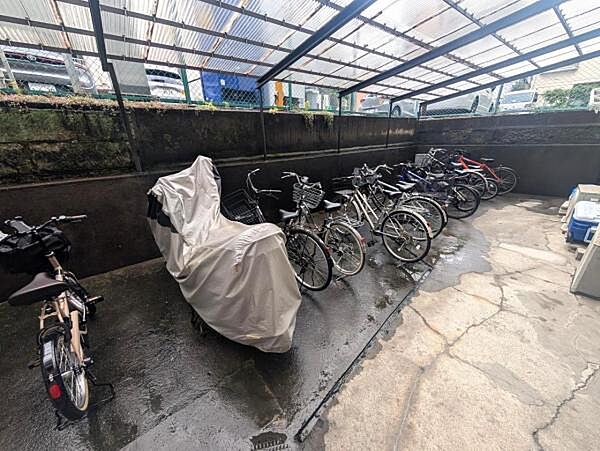駐輪場は屋根付き、雨に濡れる心配がございません