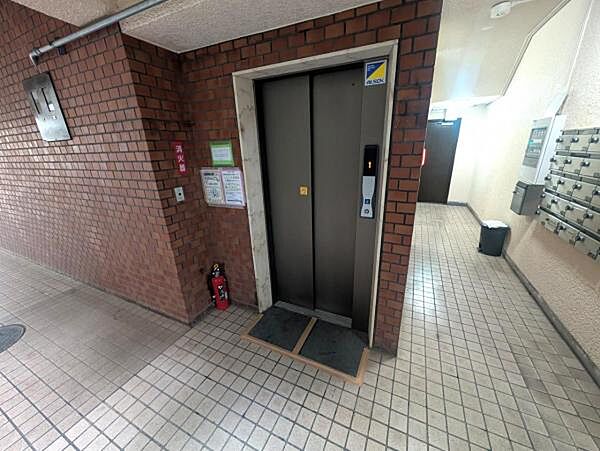 エレベーターは1基設置、防犯カメラもついています