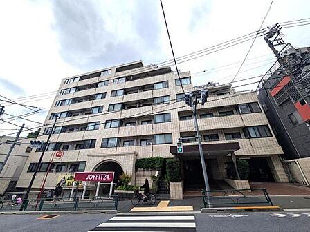 趣のあるマンション外観、周辺に商業施設が多く生活便利