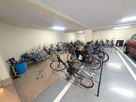 たくさんの自転車が停められている駐輪場、屋根付きなので雨に濡れる心配がございません