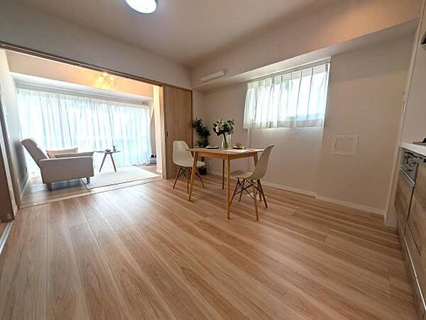 引き戸を開けるとお隣の洋室と一体利用が可能、12帖の広々としたリビングに早変わり