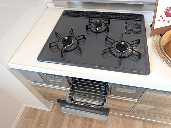 三ツ口コンロとグリルでお料理がはかどります