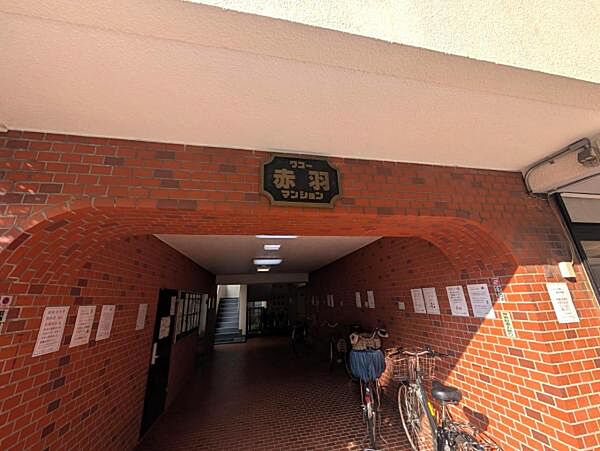 趣のあるマンションのエントランス