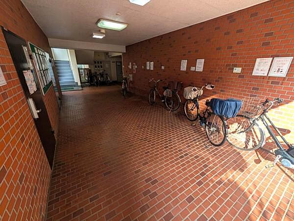 広々としたエントランスホールは、駐輪場の兼用しています