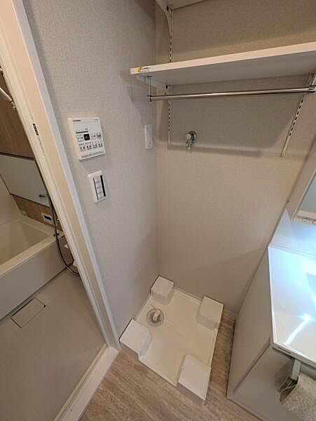 防水パン付き室内洗濯機置き場、上部の棚に収納もできます
