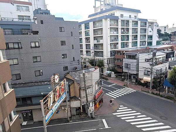バルコニーからの眺望、赤羽一番街商店街が至近
