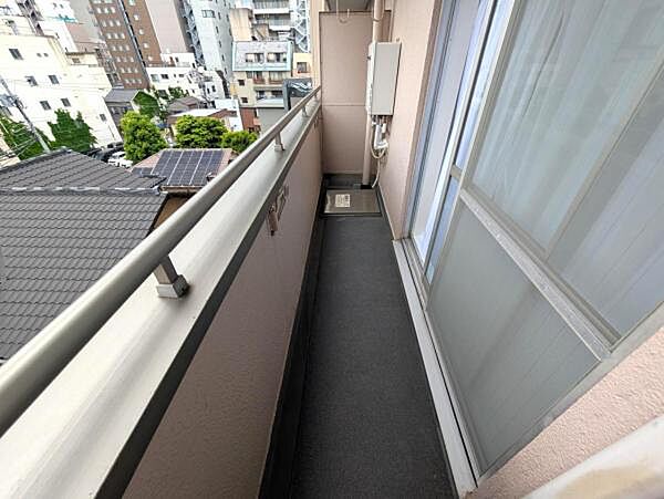 バルコニーは南向き、前面に高い建物がなく日当たり良好です