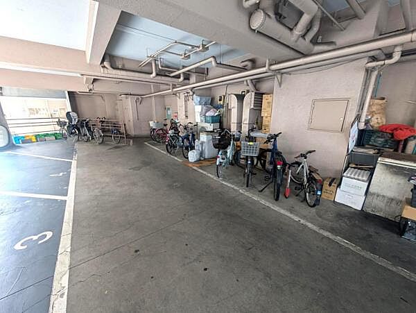 たくさんの自転車が停められている広々とした駐輪場