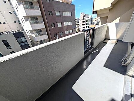 二間を繋ぐワイドなバルコニー、前面に高い建物がなく開放感があります