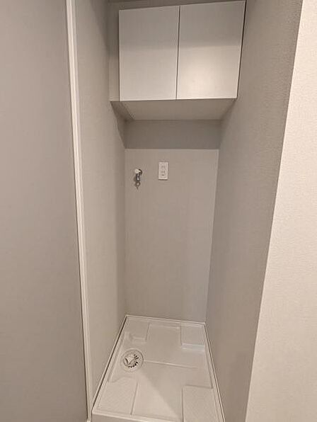 防水パン付き室内洗濯機置き場、吊戸棚に収納もできます
