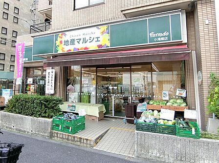 マンションの1階に地産マルシェがあり日常のお買物に便利です。