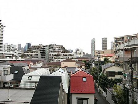 南側に建物が無く見晴らし、陽当たりの良いお部屋です。