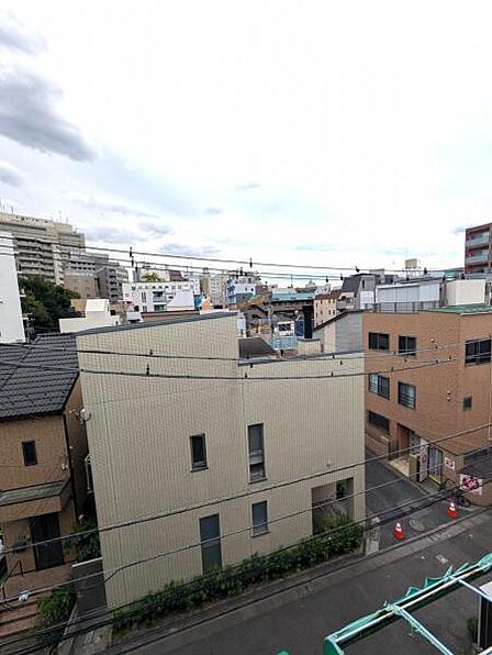 バルコニーから池袋の街並みを眺める事ができます