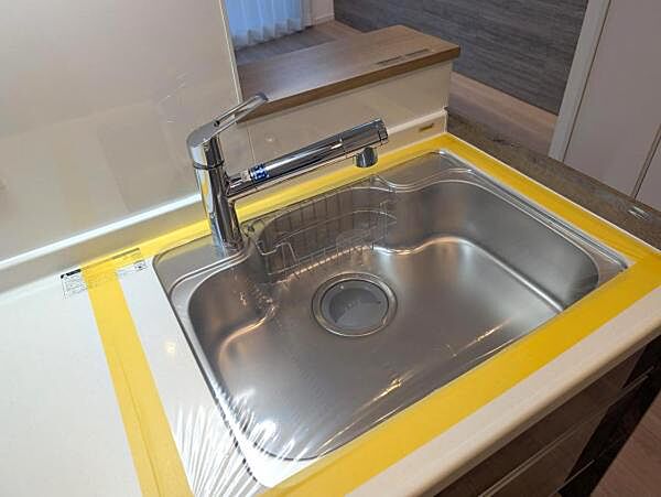 浄水器付きキッチン、新規設置のシンクはピカピカです