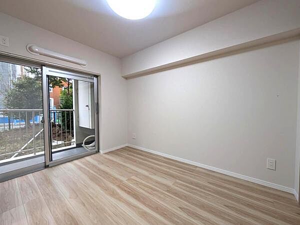 リビングのお隣の4.3帖の洋室、バルコニーに面したお部屋です