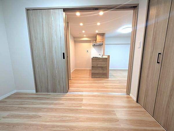 引き戸を開けるとキッチン部分と一体利用が可能