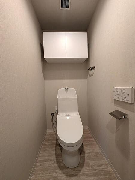 洗浄便座のトイレを新設、吊戸棚にトイレ用品を収納できます