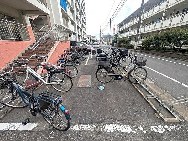 たくさんの自転車が停められている駐輪場