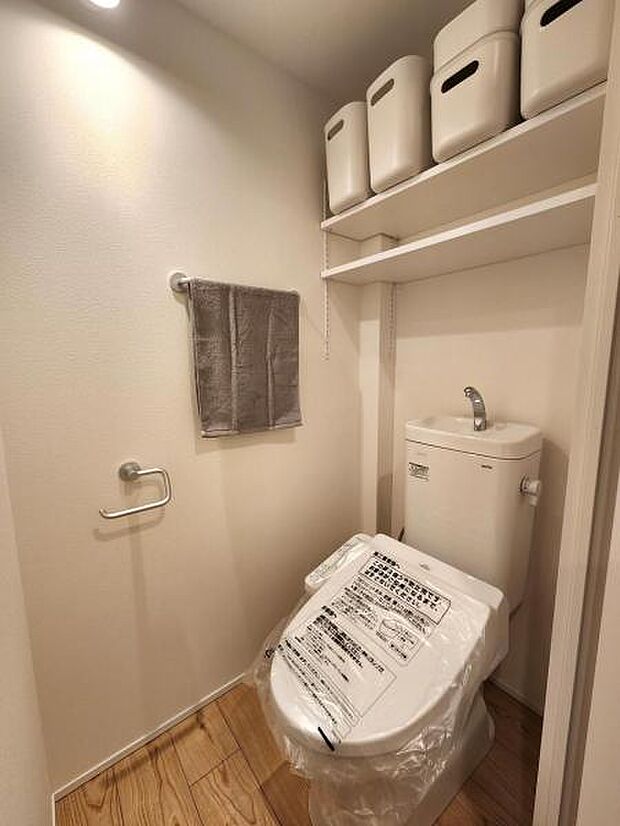 洗浄便座のトイレ、上部棚付き