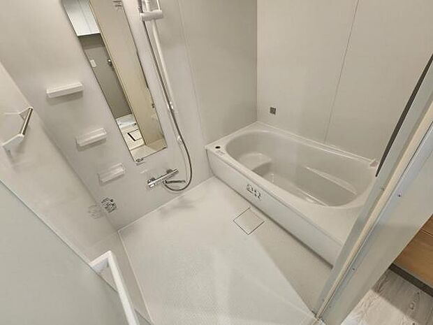 浴室乾燥機付き、真っ白で清潔なバスルーム