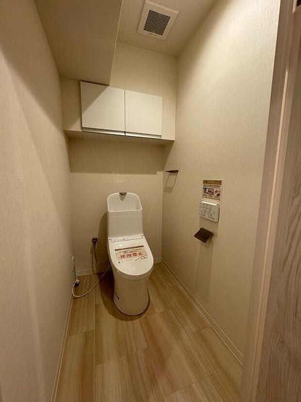 新規ウォシュレット付きトイレ。上部に吊戸棚あります。