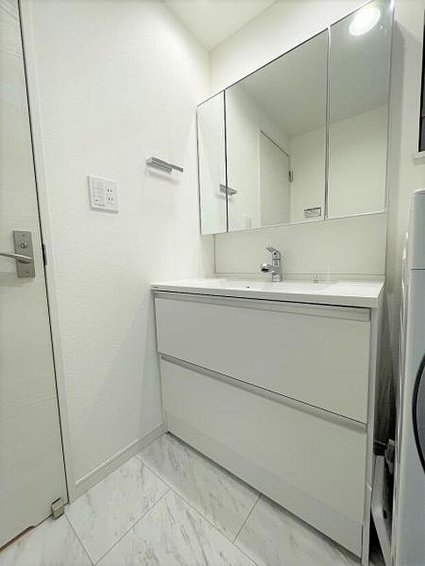 爽やかなホワイトカラーでコーディネートされた清潔感ある洗面室。