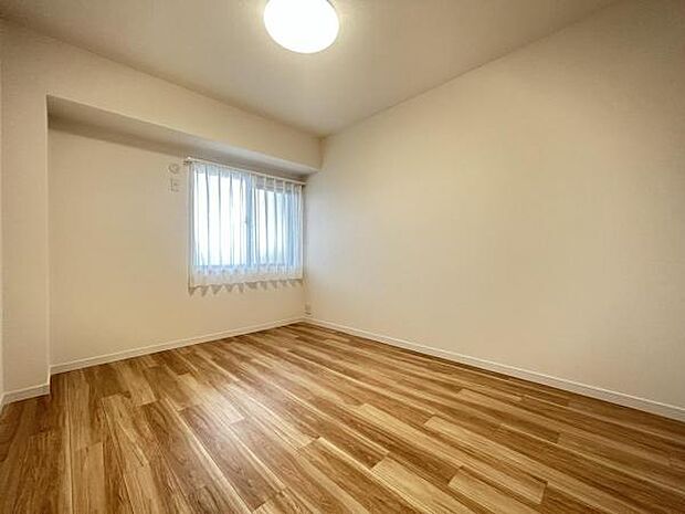 家具を置きやすい長方形の洋室です。 