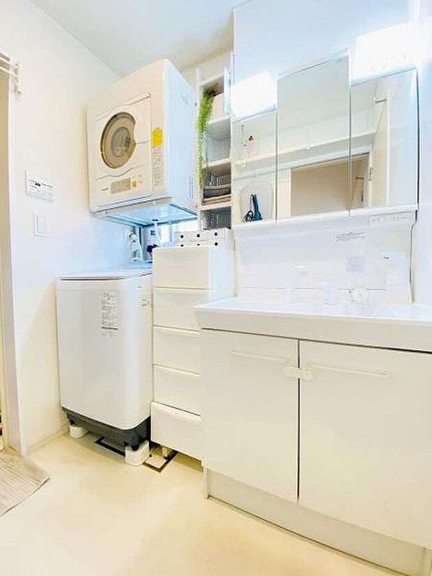 ホワイトを基調とした清潔感のある洗面化粧室♪ 