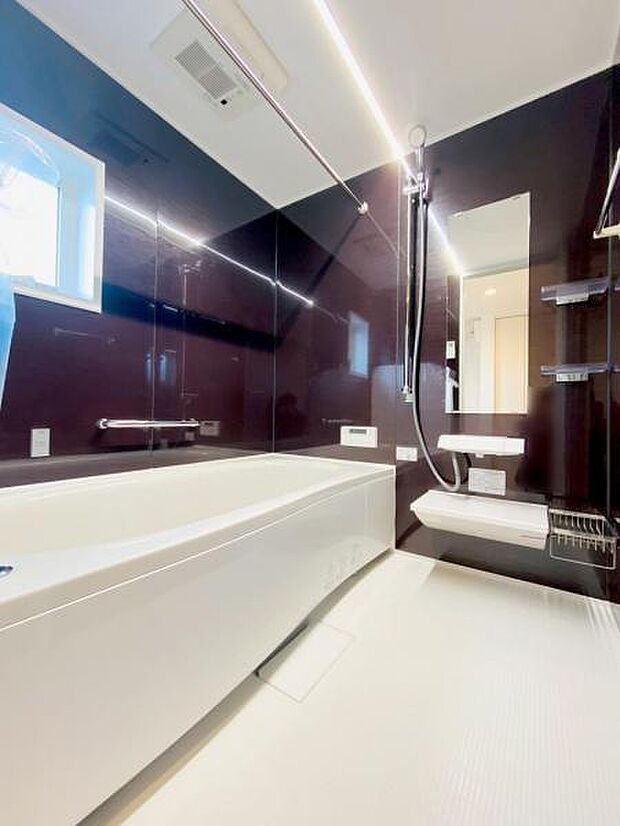 【浴室】 光沢があり高級感たっぷりの浴室は1坪タイプとゆったり。 